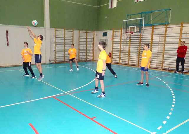 [FOTO] Chłopcy z klas 7-8 rywalizowali w turnieju siatkówki