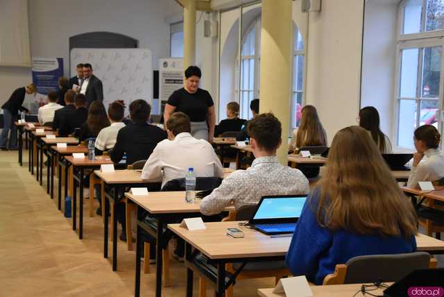[FOTO] Uczniowie z całej Polski rywalizowali w Olimpiadzie Wiedzy i Umiejętności Menadżerskich. Tegorocznym gospodarzem jest świdnicki Ekonomik