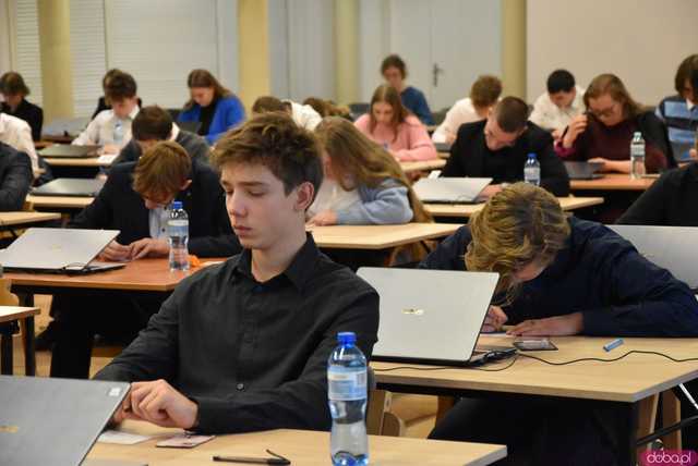 [FOTO] Uczniowie z całej Polski rywalizowali w Olimpiadzie Wiedzy i Umiejętności Menadżerskich. Tegorocznym gospodarzem jest świdnicki Ekonomik