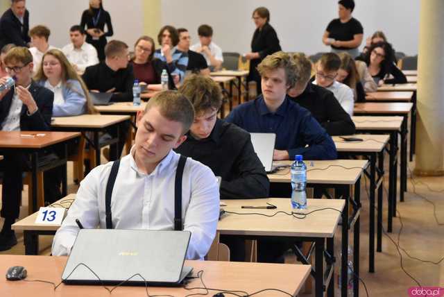 [FOTO] Uczniowie z całej Polski rywalizowali w Olimpiadzie Wiedzy i Umiejętności Menadżerskich. Tegorocznym gospodarzem jest świdnicki Ekonomik