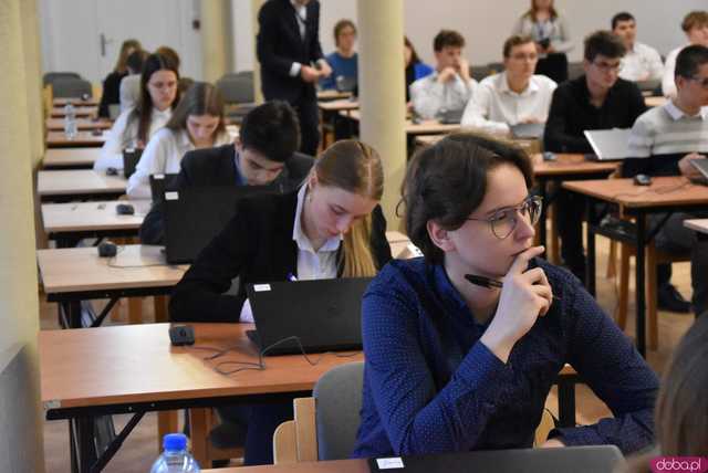 [FOTO] Uczniowie z całej Polski rywalizowali w Olimpiadzie Wiedzy i Umiejętności Menadżerskich. Tegorocznym gospodarzem jest świdnicki Ekonomik