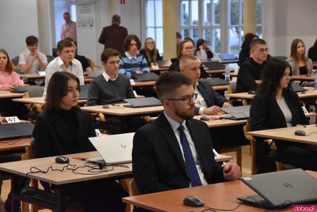 [FOTO] Uczniowie z całej Polski rywalizowali w Olimpiadzie Wiedzy i Umiejętności Menadżerskich. Tegorocznym gospodarzem jest świdnicki Ekonomik