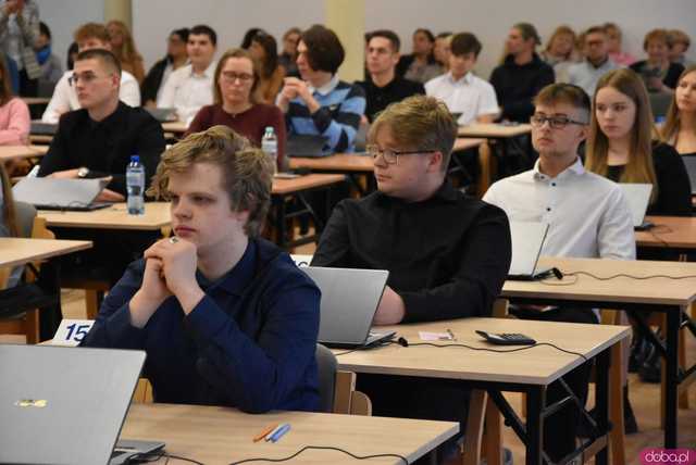 [FOTO] Uczniowie z całej Polski rywalizowali w Olimpiadzie Wiedzy i Umiejętności Menadżerskich. Tegorocznym gospodarzem jest świdnicki Ekonomik