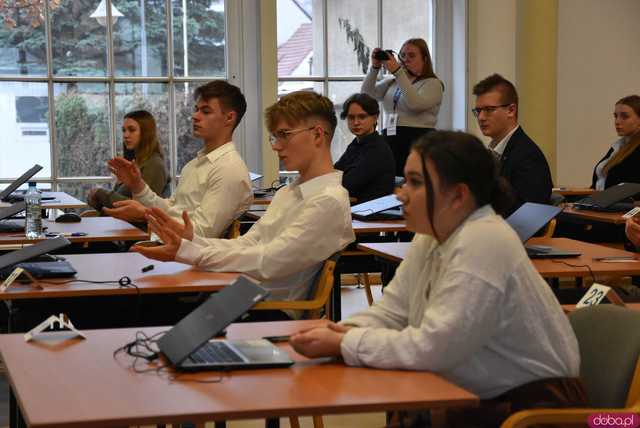 [FOTO] Uczniowie z całej Polski rywalizowali w Olimpiadzie Wiedzy i Umiejętności Menadżerskich. Tegorocznym gospodarzem jest świdnicki Ekonomik