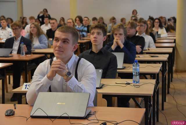 [FOTO] Uczniowie z całej Polski rywalizowali w Olimpiadzie Wiedzy i Umiejętności Menadżerskich. Tegorocznym gospodarzem jest świdnicki Ekonomik