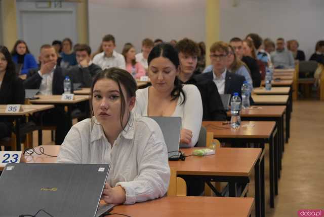 [FOTO] Uczniowie z całej Polski rywalizowali w Olimpiadzie Wiedzy i Umiejętności Menadżerskich. Tegorocznym gospodarzem jest świdnicki Ekonomik