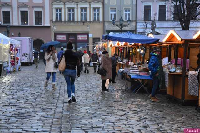 [WIDEO, FOTO] Wystartował świdnicki Jarmark Bożonarodzeniowy! Do kiedy można odwiedzić stoiska?