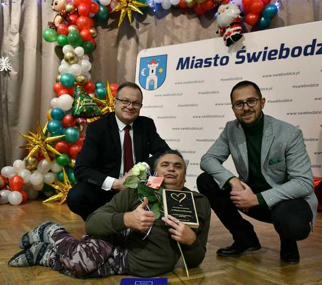 [FOTO] Burmistrz Świebodzic uhonorował wolontariuszy