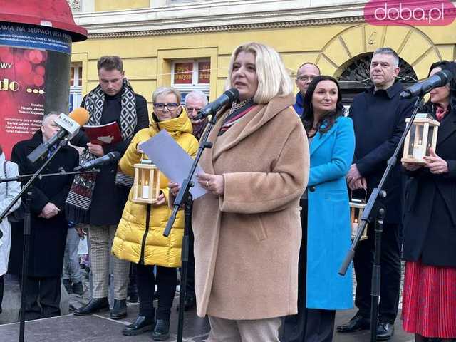 [FOTO] Wigilia z Betlejemskim Światłem Pokoju na świdnickim Rynku