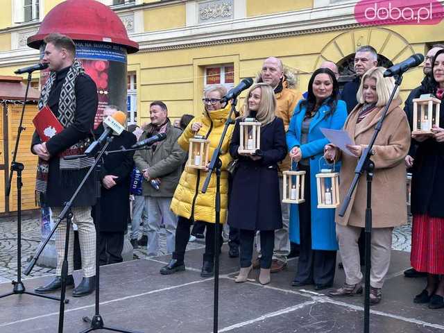 [FOTO] Wigilia z Betlejemskim Światłem Pokoju na świdnickim Rynku