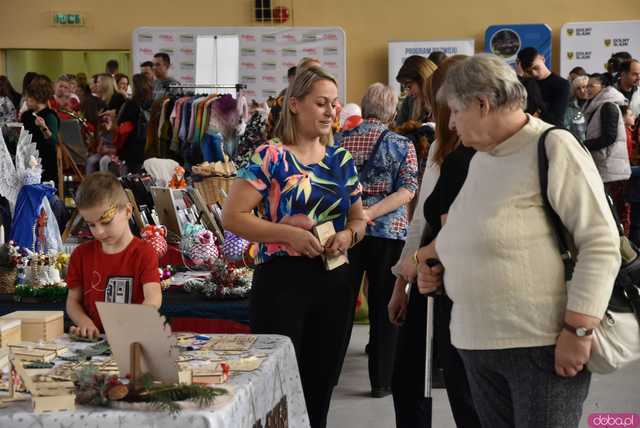 [FOTO] Ponad 50 wystawców, tłumy odwiedzających i świąteczna atmosfera na Jarmarku Bożonarodzeniowym w Marcinowicach