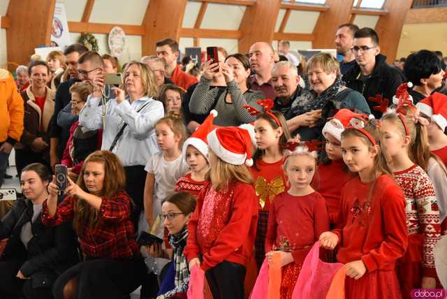 [FOTO] Ponad 50 wystawców, tłumy odwiedzających i świąteczna atmosfera na Jarmarku Bożonarodzeniowym w Marcinowicach