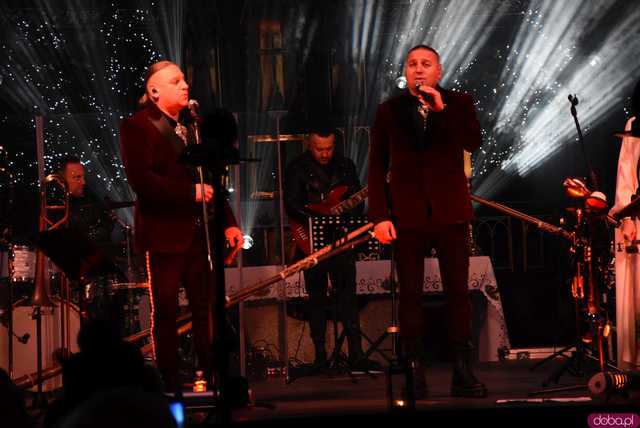 [WIDEO, FOTO] Golec uOrkiestra w strzegomskiej bazylice. Świąteczny koncert wypełnił świątynię po brzegi