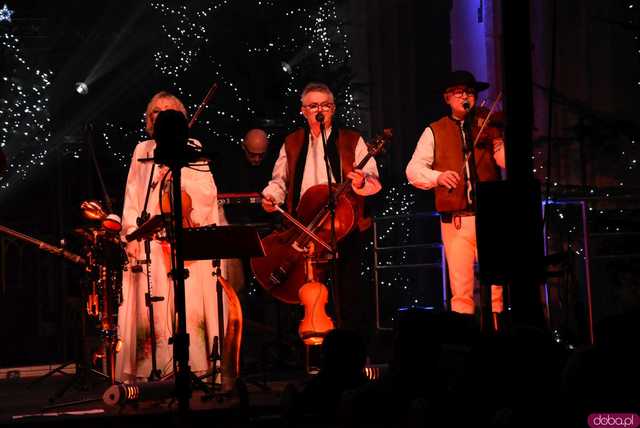 [WIDEO, FOTO] Golec uOrkiestra w strzegomskiej bazylice. Świąteczny koncert wypełnił świątynię po brzegi