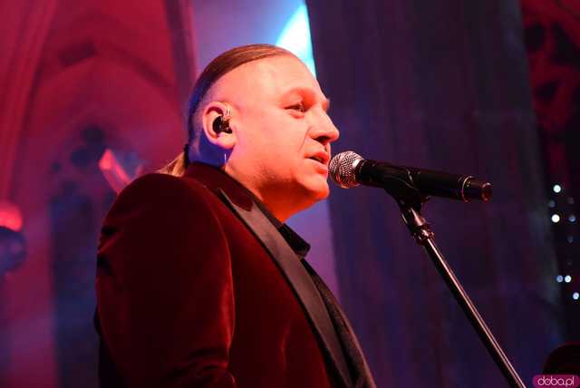 [WIDEO, FOTO] Golec uOrkiestra w strzegomskiej bazylice. Świąteczny koncert wypełnił świątynię po brzegi