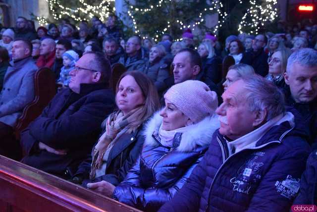 [WIDEO, FOTO] Golec uOrkiestra w strzegomskiej bazylice. Świąteczny koncert wypełnił świątynię po brzegi