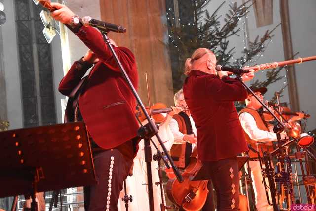 [WIDEO, FOTO] Golec uOrkiestra w strzegomskiej bazylice. Świąteczny koncert wypełnił świątynię po brzegi