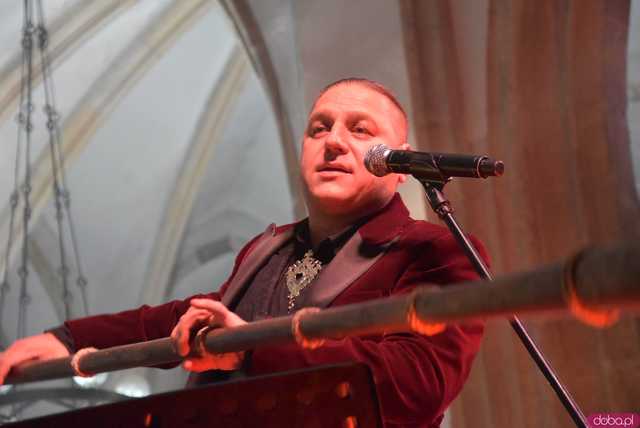 [WIDEO, FOTO] Golec uOrkiestra w strzegomskiej bazylice. Świąteczny koncert wypełnił świątynię po brzegi