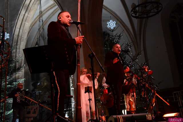 [WIDEO, FOTO] Golec uOrkiestra w strzegomskiej bazylice. Świąteczny koncert wypełnił świątynię po brzegi