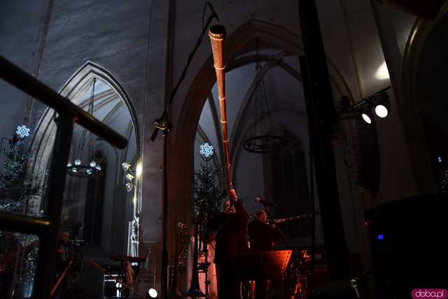 [WIDEO, FOTO] Golec uOrkiestra w strzegomskiej bazylice. Świąteczny koncert wypełnił świątynię po brzegi