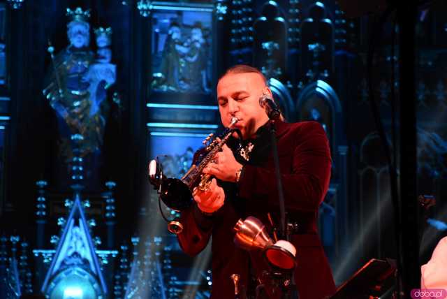 [WIDEO, FOTO] Golec uOrkiestra w strzegomskiej bazylice. Świąteczny koncert wypełnił świątynię po brzegi