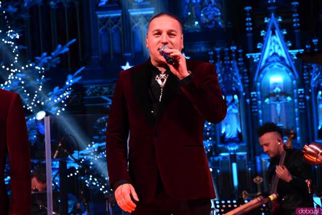 [WIDEO, FOTO] Golec uOrkiestra w strzegomskiej bazylice. Świąteczny koncert wypełnił świątynię po brzegi