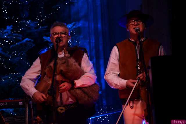 [WIDEO, FOTO] Golec uOrkiestra w strzegomskiej bazylice. Świąteczny koncert wypełnił świątynię po brzegi