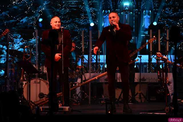 [WIDEO, FOTO] Golec uOrkiestra w strzegomskiej bazylice. Świąteczny koncert wypełnił świątynię po brzegi