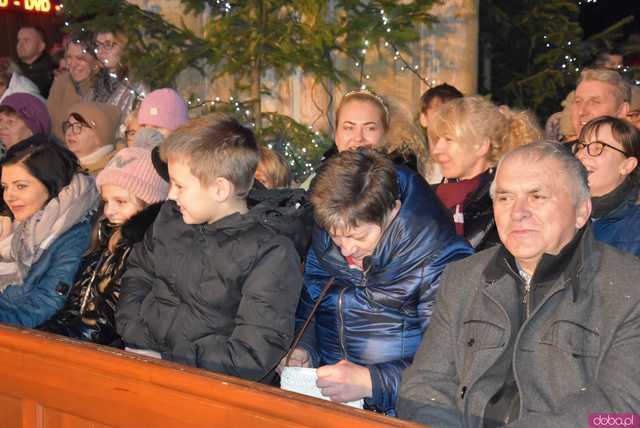 [WIDEO, FOTO] Golec uOrkiestra w strzegomskiej bazylice. Świąteczny koncert wypełnił świątynię po brzegi