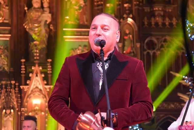 [WIDEO, FOTO] Golec uOrkiestra w strzegomskiej bazylice. Świąteczny koncert wypełnił świątynię po brzegi