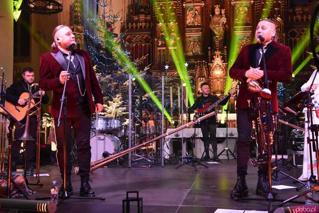 [WIDEO, FOTO] Golec uOrkiestra w strzegomskiej bazylice. Świąteczny koncert wypełnił świątynię po brzegi