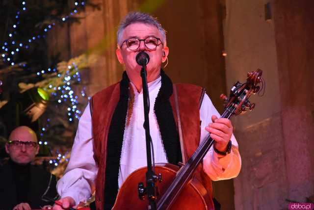 [WIDEO, FOTO] Golec uOrkiestra w strzegomskiej bazylice. Świąteczny koncert wypełnił świątynię po brzegi