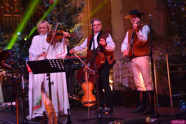 [WIDEO, FOTO] Golec uOrkiestra w strzegomskiej bazylice. Świąteczny koncert wypełnił świątynię po brzegi