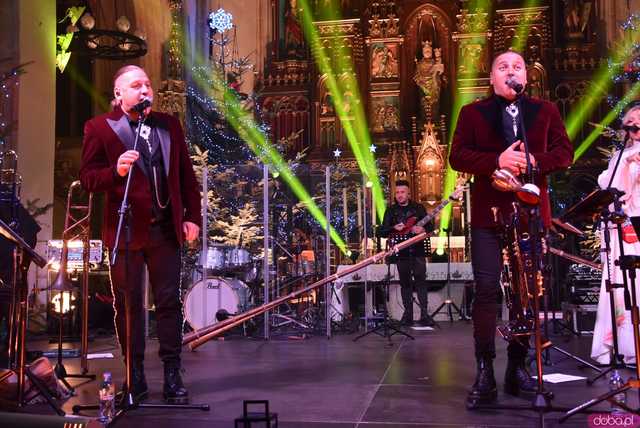 [WIDEO, FOTO] Golec uOrkiestra w strzegomskiej bazylice. Świąteczny koncert wypełnił świątynię po brzegi