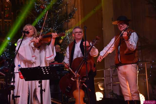 [WIDEO, FOTO] Golec uOrkiestra w strzegomskiej bazylice. Świąteczny koncert wypełnił świątynię po brzegi