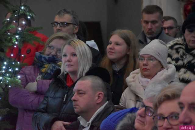 [WIDEO, FOTO] Golec uOrkiestra w strzegomskiej bazylice. Świąteczny koncert wypełnił świątynię po brzegi