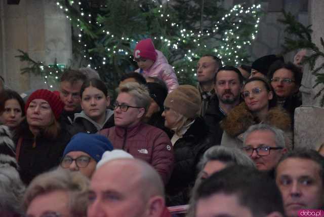 [WIDEO, FOTO] Golec uOrkiestra w strzegomskiej bazylice. Świąteczny koncert wypełnił świątynię po brzegi