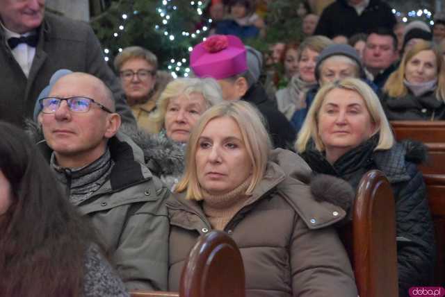 [WIDEO, FOTO] Golec uOrkiestra w strzegomskiej bazylice. Świąteczny koncert wypełnił świątynię po brzegi