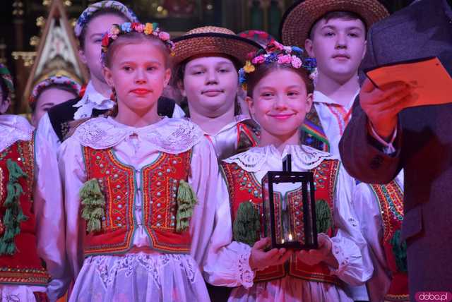 [WIDEO, FOTO] Golec uOrkiestra w strzegomskiej bazylice. Świąteczny koncert wypełnił świątynię po brzegi