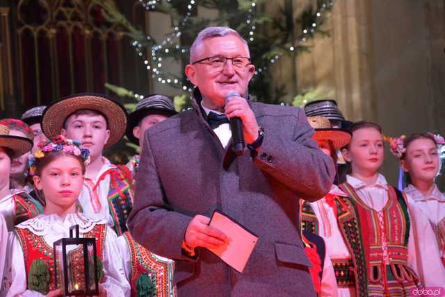 [WIDEO, FOTO] Golec uOrkiestra w strzegomskiej bazylice. Świąteczny koncert wypełnił świątynię po brzegi