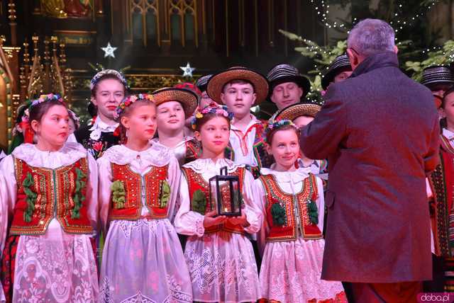 [WIDEO, FOTO] Golec uOrkiestra w strzegomskiej bazylice. Świąteczny koncert wypełnił świątynię po brzegi