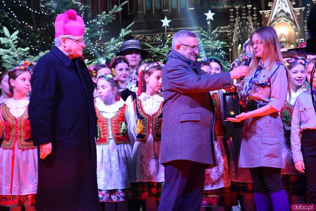 [WIDEO, FOTO] Golec uOrkiestra w strzegomskiej bazylice. Świąteczny koncert wypełnił świątynię po brzegi