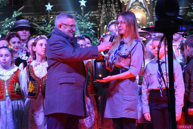 [WIDEO, FOTO] Golec uOrkiestra w strzegomskiej bazylice. Świąteczny koncert wypełnił świątynię po brzegi