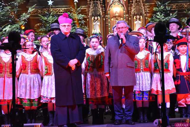 [WIDEO, FOTO] Golec uOrkiestra w strzegomskiej bazylice. Świąteczny koncert wypełnił świątynię po brzegi