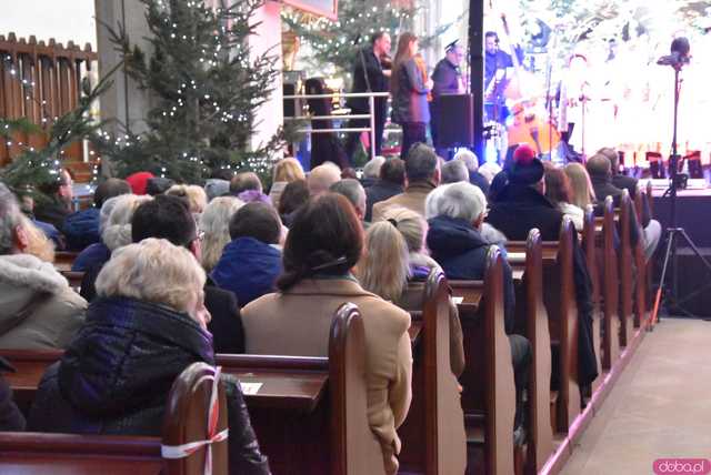 [WIDEO, FOTO] Golec uOrkiestra w strzegomskiej bazylice. Świąteczny koncert wypełnił świątynię po brzegi