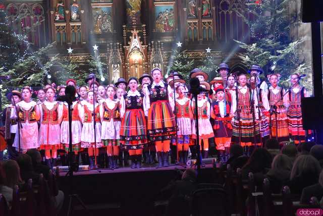 [WIDEO, FOTO] Golec uOrkiestra w strzegomskiej bazylice. Świąteczny koncert wypełnił świątynię po brzegi