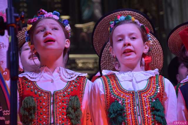 [WIDEO, FOTO] Golec uOrkiestra w strzegomskiej bazylice. Świąteczny koncert wypełnił świątynię po brzegi