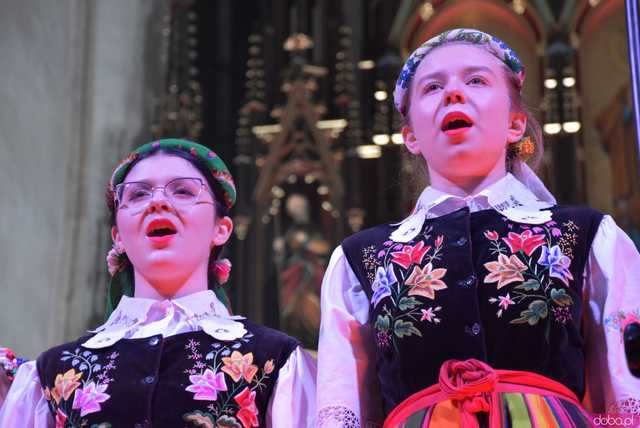 [WIDEO, FOTO] Golec uOrkiestra w strzegomskiej bazylice. Świąteczny koncert wypełnił świątynię po brzegi