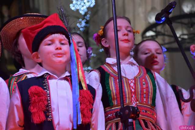 [WIDEO, FOTO] Golec uOrkiestra w strzegomskiej bazylice. Świąteczny koncert wypełnił świątynię po brzegi