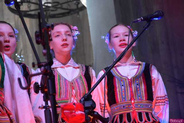 [WIDEO, FOTO] Golec uOrkiestra w strzegomskiej bazylice. Świąteczny koncert wypełnił świątynię po brzegi